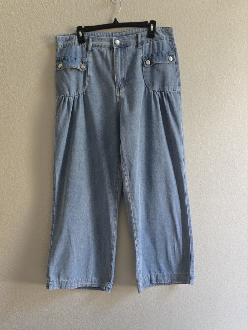 Women's Pleated Front Pocket Wide Leg Jeans - Picture 2 of 8